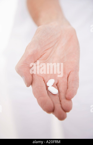 Senior woman holding pills in hand, close-up sur place Banque D'Images