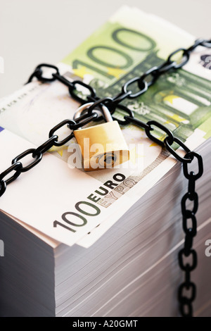 Pile d'euros garantis par chaîne et cadenas Banque D'Images