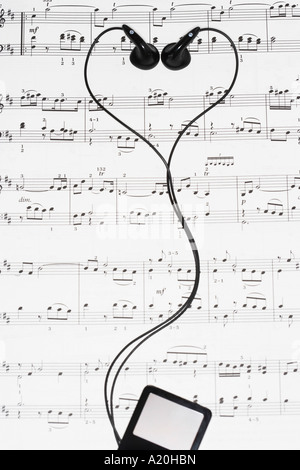 Casque noir et mp3 sur Sheet Music Banque D'Images