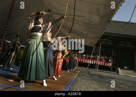 Toshi ya Matsuri festival, tir à l'Sanjusangen-do temple bouddhiste, Kyoto, Japon Banque D'Images