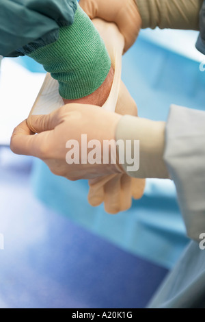 Aide infirmière chirurgien de mettre des gants en latex stériles, Close up of hands Banque D'Images