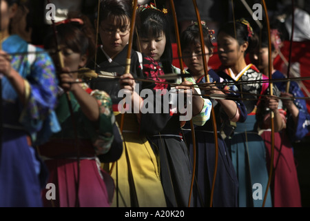 Toshi ya Matsuri festival, tir à l'Sanjusangen-do temple bouddhiste, Kyoto, Japon Banque D'Images