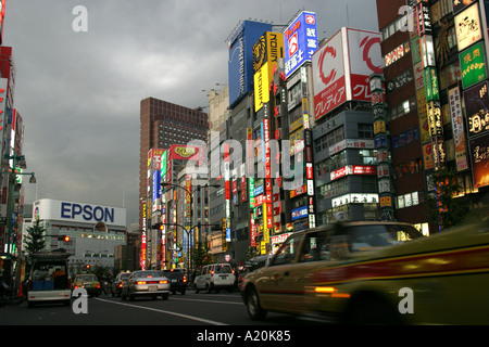 Panneaux publicitaires et enseignes ornent les bâtiments dans Kabukicho le quartier de Shinjuku de Tokyo, Japon Banque D'Images