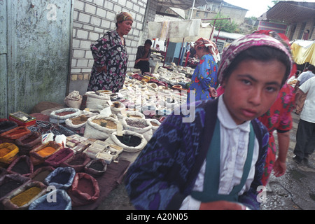 Un étal vendant épices colorants et des écrous dans le Bazar Jayma dans la ville de Osh, Kirghizistan, Ferghana , Banque D'Images