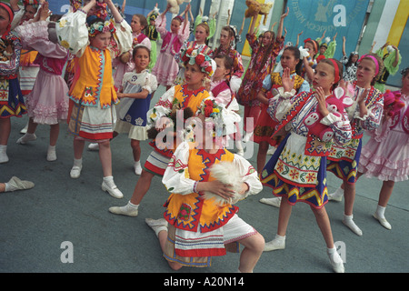 Les enfants en costume national et leur pratique au cours de danses costumes pour enfants National Day à Bichkek, Kirghizistan Banque D'Images