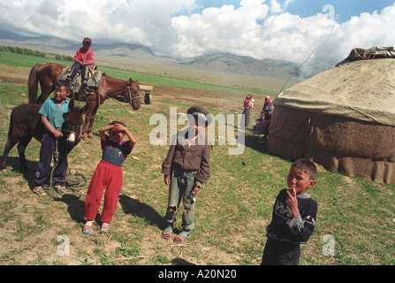 Les enfants debout devant leur yourte familiale, le lac Issyk Kul, le Kirghizistan. Banque D'Images