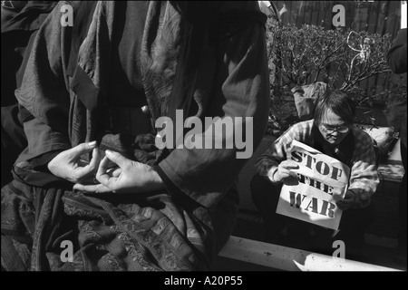 Anti-America et anti-guerre en Irak, les manifestants se rassemblent à l'extérieur de l'ambassade américaine à Tokyo, Japon Banque D'Images