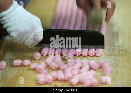 Famille à Kubota candy bonbons dans le traditionnel fabriqué à la main en passant, Kawagoe, Japon Banque D'Images