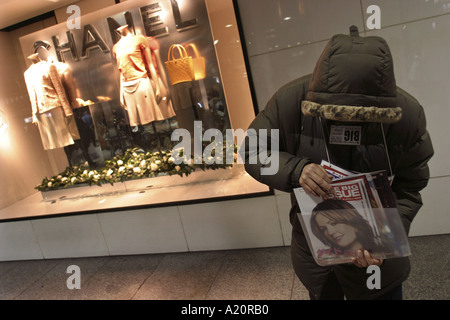 L'homme sans-abri japonais vendent le gros problème en face de magasin Chanel mode, Tokyo, Japon. Banque D'Images