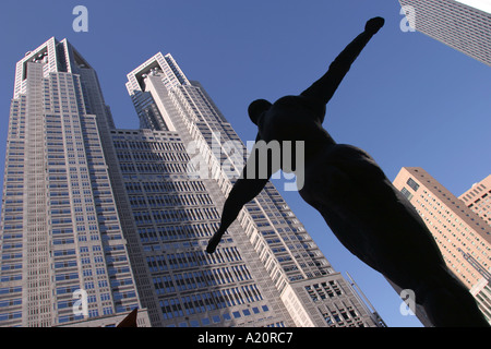 Dans les bâtiments du Gouvernement métropolitain de Nishi Shinjuku quartier gratte-ciel de Tokyo, Japon Banque D'Images