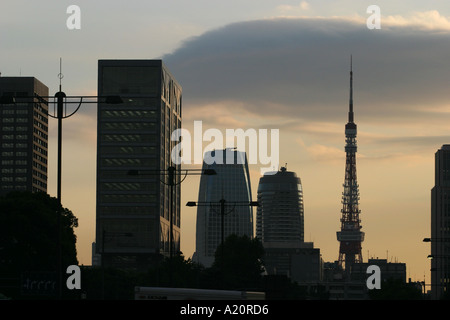 En regardant vers la Tour de Tokyo, Tokyo, Japon. Banque D'Images