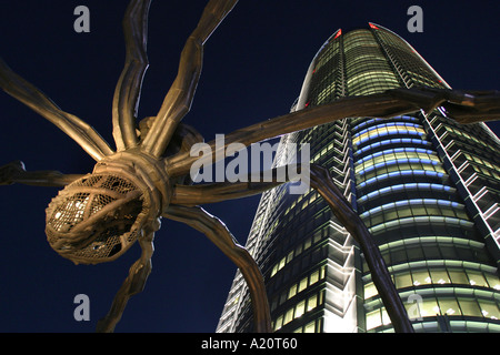 Louise Bourgeois sculpture araignée Maman en dehors de Roppongi Hills Mori Tower, Tokyo, Japon Banque D'Images