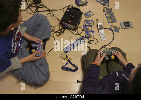 Les enfants japonais Jouer Nintendo Gamecube et Gameboy, Tokyo, Japon Banque D'Images