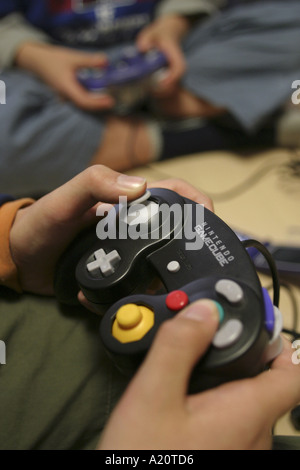 Les enfants japonais à jouer avec leur Nintendo Gamecube, Tokyo, Japon Banque D'Images