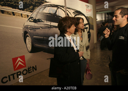 Les brésiliens profitez d'une réception au champagne pour le lancement de la nouvelle voiture Citroën Xsara Picasso , Sao Paulo, Brésil Banque D'Images