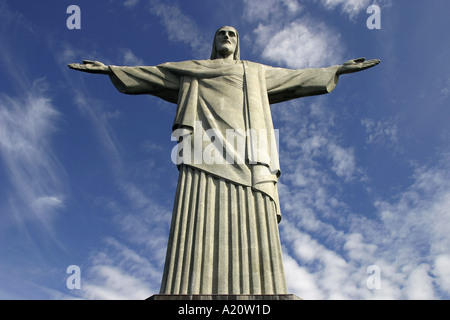Statue du Christ Rédempteur se dresse au sommet de la montagne du Corcovado, Rio de Janeiro, Brésil, Amérique du Sud. Banque D'Images