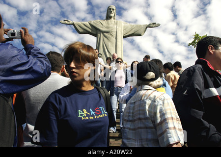 Les touristes se photographier devant la statue du Christ Rédempteur, Corcovado, Rio de Janeiro, Brésil. Banque D'Images