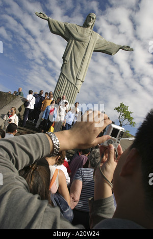 Les touristes se photographier devant la statue du Christ Rédempteur, Corcovado, Rio de Janeiro, Brésil. Banque D'Images