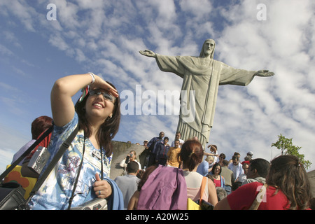 Photographier les touristes en face de la statue du Christ Rédempteur, en haut de la montagne du Corcovado, Rio de Janeiro, Brésil. Banque D'Images