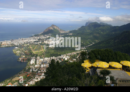 À plus de Rio de Janeiro vers Ipanema et Copacabana à partir de la montagne du Corcovado, Rio de Janeiro, Brésil. Banque D'Images