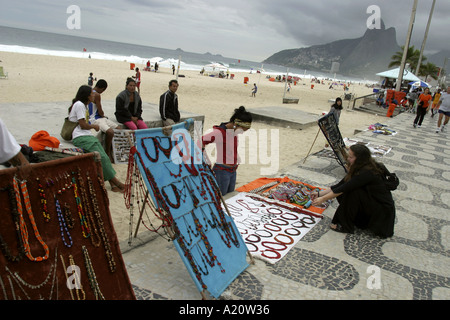 Vente de bijoux brésiliens aux touristes sur la plage de Copacabana, Rio de Janeiro, Brésil, Amérique du Sud. Banque D'Images