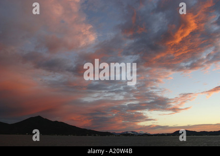 À l'extérieur, vers Porto Belo et le coucher de soleil sur les nuages, depuis le pont d'un navire, le Brésil, l'Amérique du Sud Banque D'Images