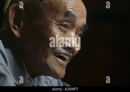 Pensionné japonais Koji Saito, 88 ans, un agriculteur de son domicile dans le village de Sakae, Nagano Prefecture, Japan. Banque D'Images