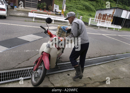 Pensionné japonais Koji Saito, 88 ans, monte sa moto dans le village de Sakae, Nagano Prefecture, Japan Banque D'Images