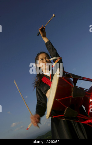 Les batteurs TAO et la pratique de leur lever du soleil concert live à leur domicile à Vorzüglich sur le mont Kuju, Kyushu, Japon Banque D'Images