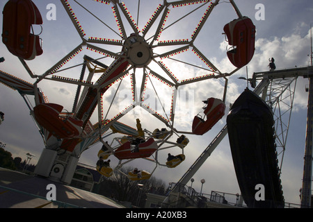 Dans la Toshimaen amusement park fête foraine et silhouetté contre le ciel, Tokyo, Japon. Banque D'Images