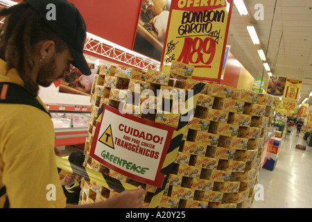 Les aliments contenant de l'étiquette Greenpeace gentically modifiés lors d'une 'Carrefour' supermarché, Curitiba, Brésil Banque D'Images