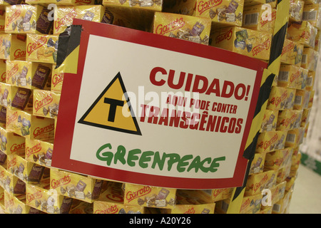 Les aliments contenant de l'étiquette Greenpeace gentically modifiés lors d'une 'Carrefour' supermarché, Curitiba, Brésil Banque D'Images