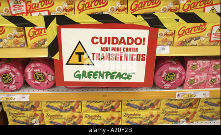 Les aliments contenant de l'étiquette Greenpeace gentically modifiés lors d'une 'Carrefour' supermarché, Curitiba, Brésil Banque D'Images