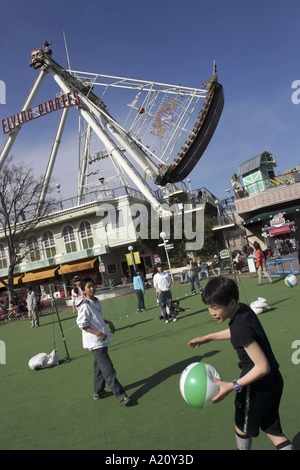 Enfants jouant dans l'avant de la rouler dans le Pirates volants Toshimaen amusement park et fête foraine, Tokyo, Japon Banque D'Images