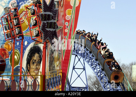 Enfants dans les montagnes russes du parc d'attractions et Toshimaen à côté de fresque de chanteuse pop Michael Jackson, Tokyo, Japon Banque D'Images