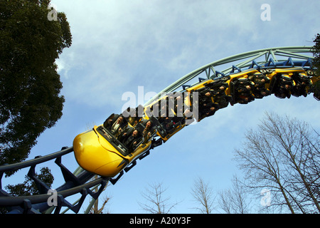 Les enfants équitation une montagne russe dans l'Toshimaen amusement park et fête foraine, Tokyo, Japon. Banque D'Images