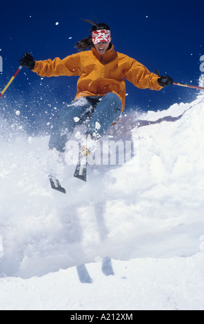 Dans la neige, ski skieur sautant d'banque de neige Banque D'Images