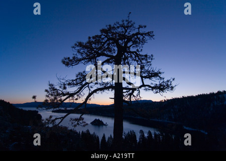 Emerald Bay à l'aube avec l'île de l'Assistant d'un un arbre Banque D'Images