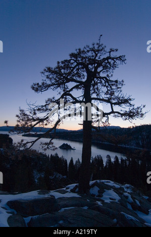 Emerald Bay à l'aube avec l'île de l'Assistant d'un un arbre Banque D'Images