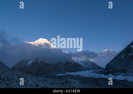 Cho Oyu au coucher du soleil dans l'himalaya du Tibet Banque D'Images