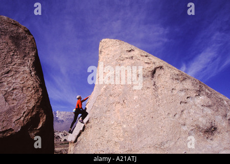 Un homme de l''escalade dans les rochers près de Bishop Californie babeurre Banque D'Images