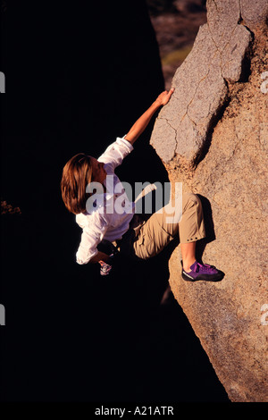 Une femme de l'escalade dans les rochers près de Bishop Californie babeurre Banque D'Images