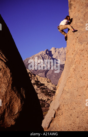 Une femme de l'escalade dans les rochers près de Bishop Californie babeurre Banque D'Images