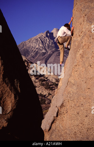 Une femme de l'escalade dans les rochers près de Bishop Californie babeurre Banque D'Images