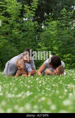 Jeu de la famille sur l'herbe Banque D'Images