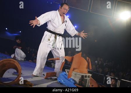 Expert en karaté casse des tuiles du toit avec ses mains, K1 combats show, Tokyo, Japon. Banque D'Images