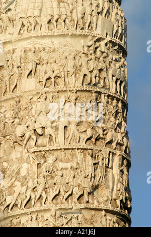 • La colonne de Marc-aurèle connu sous le nom de colonne Aurélienne dans Piazza Colonna Rome Banque D'Images