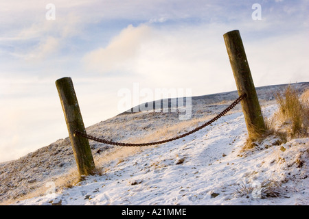 'Non' d'accès routier et enchaînés winter snow scene  traqueurs road barrière sur Glenshee Road, Mar estate, Braemar, Aberedeenshire, Scotland UK Banque D'Images