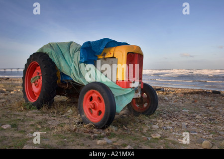 Tracteur bateau pour lancer et récupérer. Vieux tracteur utilisé pour le lancement de bateaux de pêche sur la plage de Nice, North Yorkshire, England, UK Banque D'Images