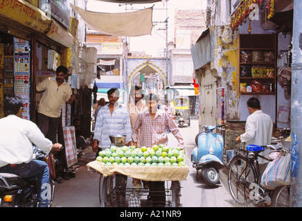 Inde Rajasthan JODHPUR VENDEUR DE FRUITS AVEC TROLLEY Banque D'Images